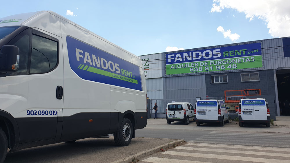 Furgoneta de carga en la entrada de FANDOS Rent Paterna