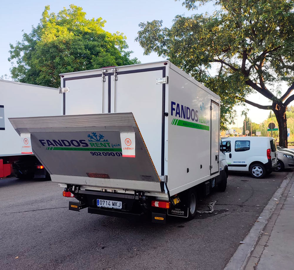 Furgoneta frigorífica con plataforma elevadora