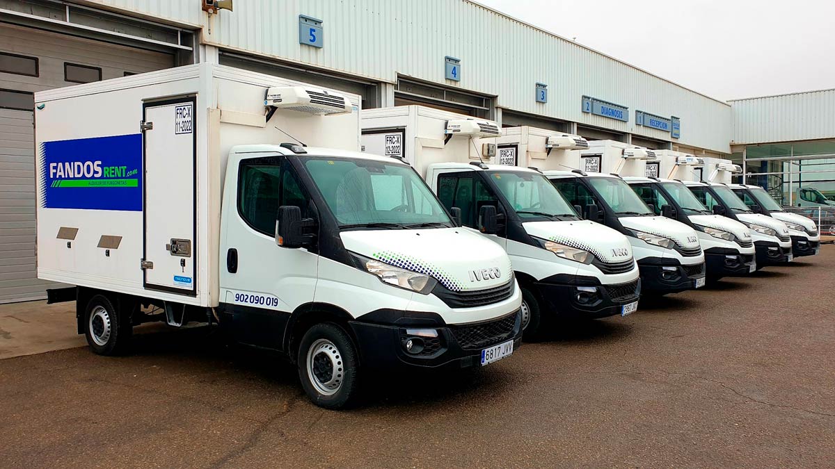 Flota de furgonetas frigoríficas en sede FANDOS Rent Teruel