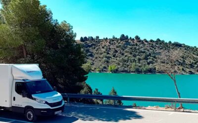 España espera 98 millones de turistas en 2025: ¿cómo impacta en el alquiler de furgonetas?