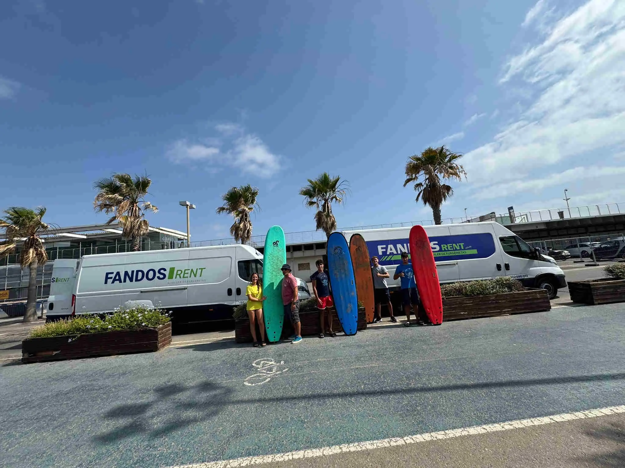 Alquilerd de furgonetas para esculeas de verano