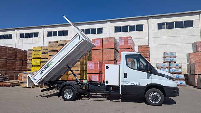 Furgoneta con caja basculante en alquiler