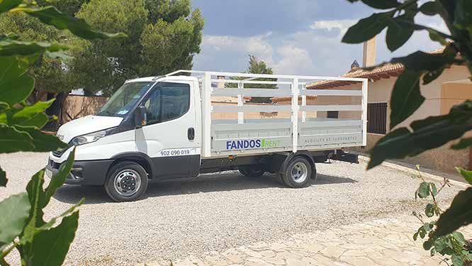 Furgoneta con caja basculante en alquiler