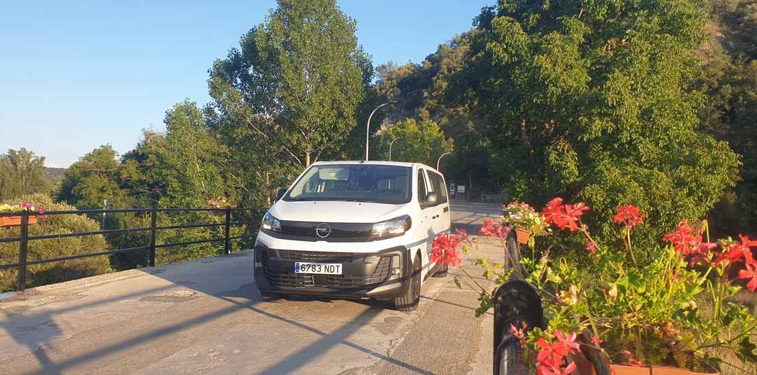 Furgoneta Opel Vivaro 9 plazas disponible para alquilar