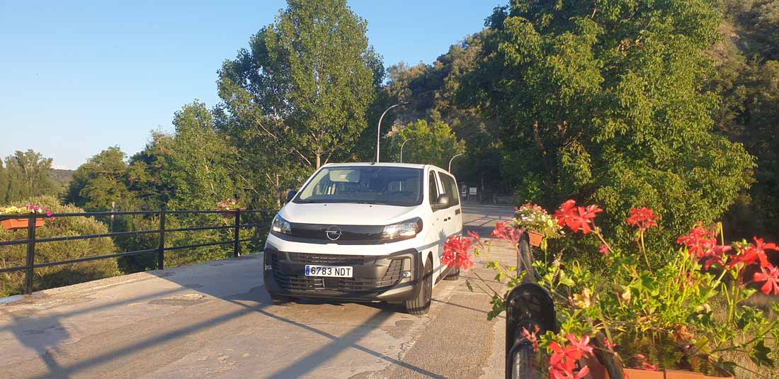 Furgoneta Opel Vivaro 9 plazas disponible para alquilar