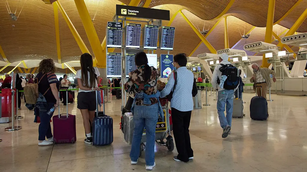 España se mantiene como líder mundial en turismo, con cifras récord tras la pandemia. Sin embargo, el sector afronta retos clave como la sostenibilidad, la convivencia con residentes, la digitalización y la innovación. FANDOS Rent Alquiler de furgonetas