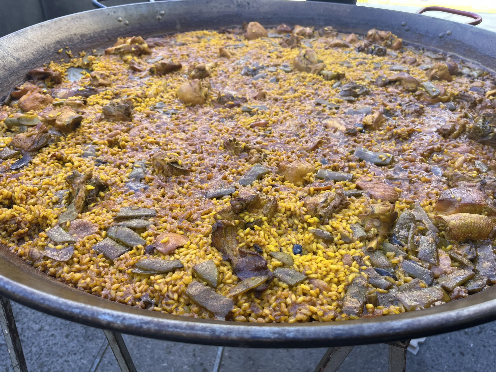 Día Mundial de la Paella: cómo FANDOS Rent te ayuda a celebrar con la mejor logística
